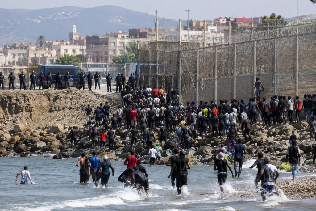 Ceuta enfrenta nova onda migratória e reforça segurança na fronteira entre África e Europa