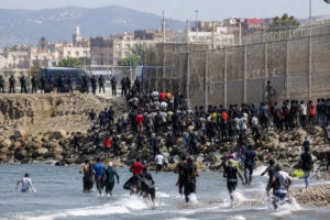Ceuta enfrenta nova onda migratória e reforça segurança na fronteira entre África e Europa