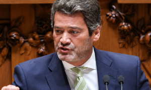 Parlamento debate moção de censura do Chega ao Governo português